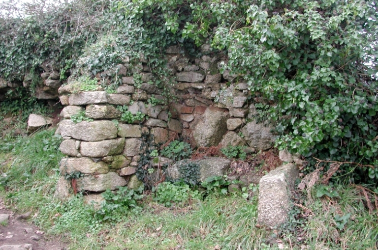 Vue générale de l'abri ou banc des douaniers du Yaudet