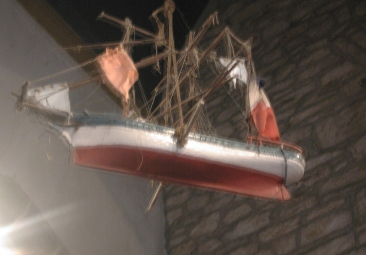 Vue générale d'une maquette ex-voto suspendue du type goélette
