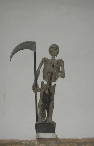 Vue générale de la statue de l'Ankou de Ploumilliau