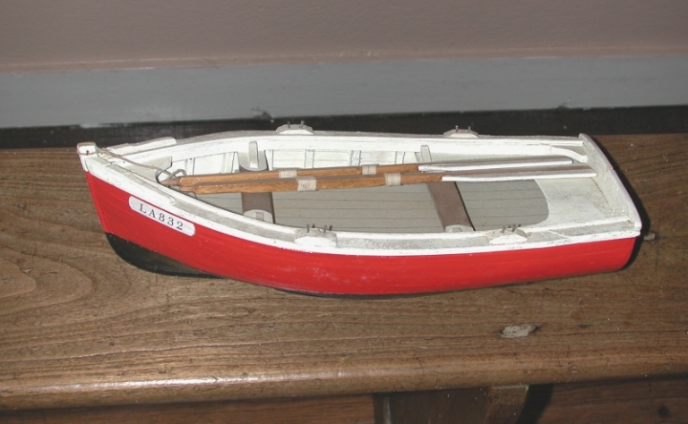 Maquette : canot de pêche, annexe de sardinier ; Maquettes de bateau