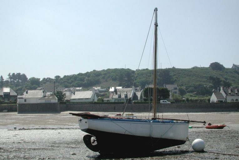 Vue générale d'un sloop de plaisance de Carantec ; Vue générale du bateau de plaisance Cornic Duchêne