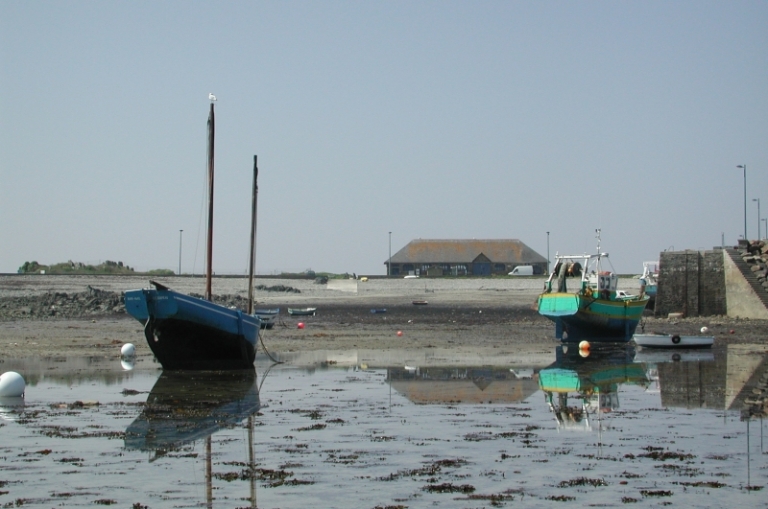 Deux générations de bateaux de pêche de Locquémeau