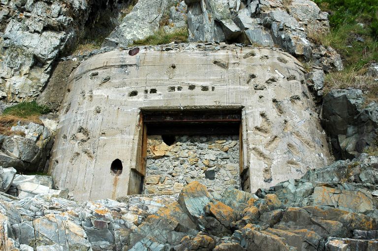 Détail de l'embrasure aujourd'hui murée