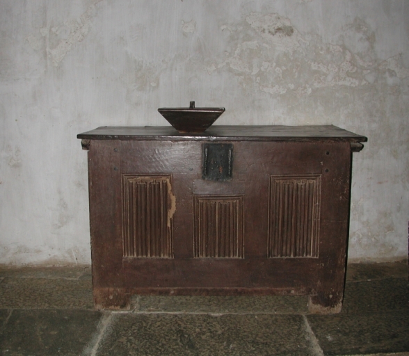 Vue générale d'un coffre à grains (chapelle Sainte-Barbe)