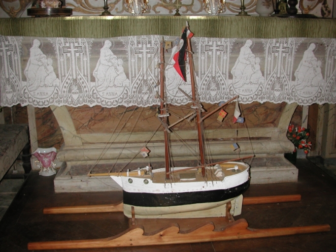 Vue générale d'une maquette de procession du type goélette (chapelle Sainte-Barbe)