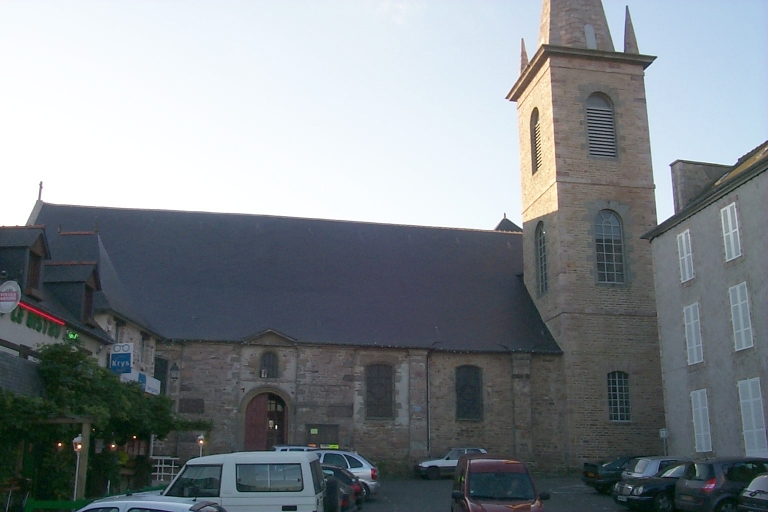 Erquy, le bourg. Vue générale de l'église paroissiale Saint-Pierre et Saint-Paul (12ème, 13ème, 15ème, 18ème et 19ème siècles) ; Vue générale 1