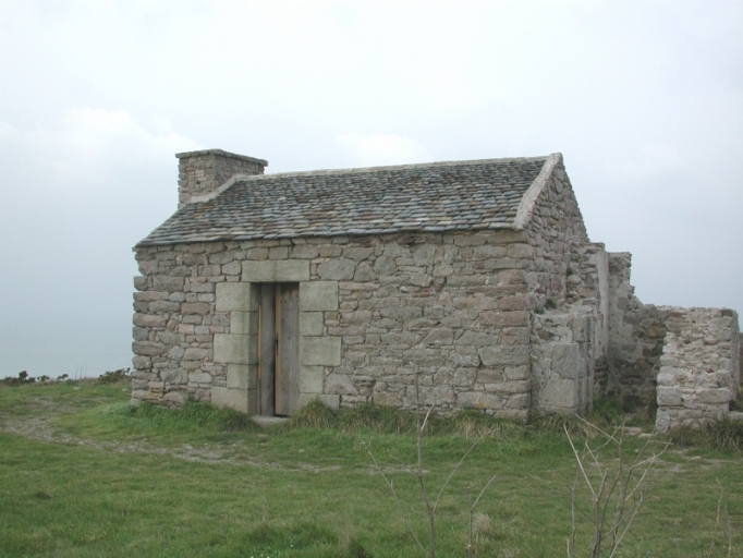 Vue générale du corps de garde des Trois Pierres (pointe d'Erquy) ; Vue générale du corps de garde restauré (en partie) des Trois Pierres (pointe d'Erquy)