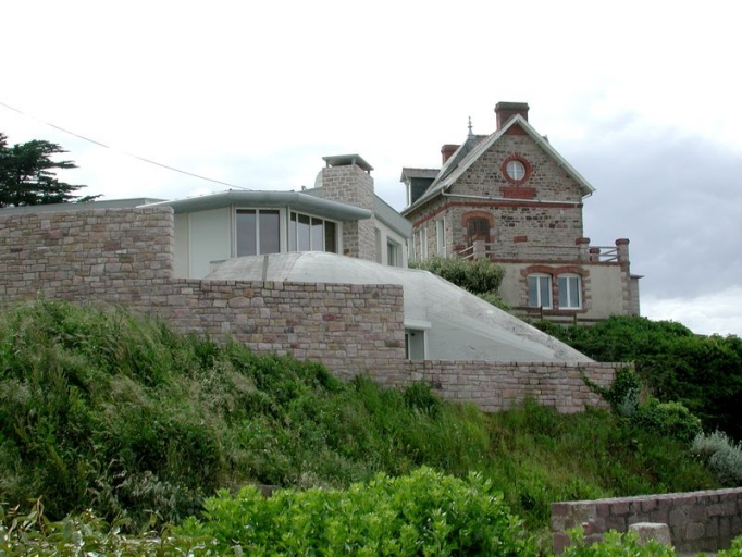 Vue de côté du blockhaus de La Heussaye, transformé en habitation contemporaine ; Vue générale du blockhaus de La Heussaye (ouest rade d'Erquy)