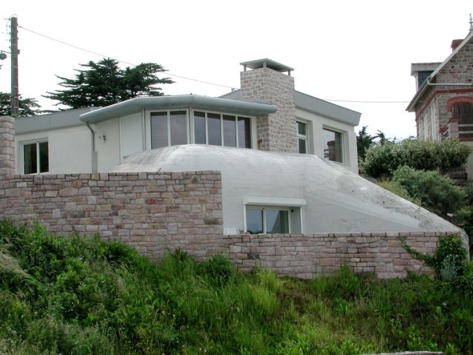 Vue générale du blockhaus de La Heussaye (rade d'Erquy)
