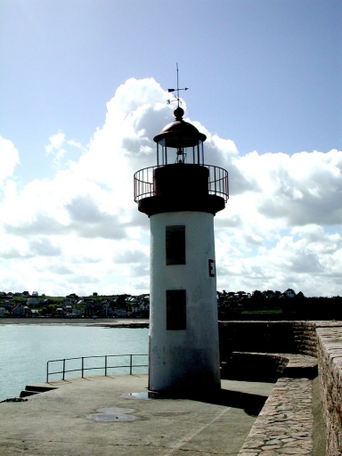 Vue générale du phare d'Erquy
