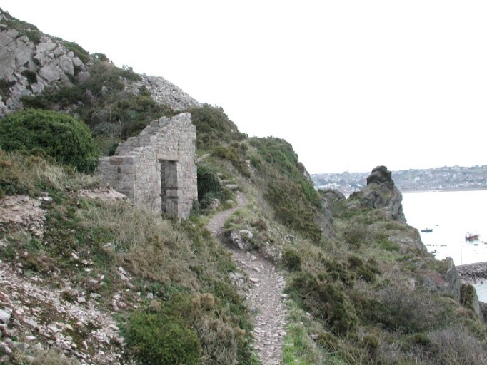 Vue générale des vestiges de la forge des carrières du port
