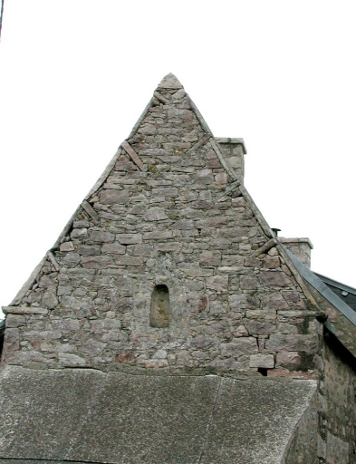 Le village des Hôpitaux : maison en grès, avec forte pente de toiture et mise en oeuvre spécifique de rampants du pignon (niche et appentis) 