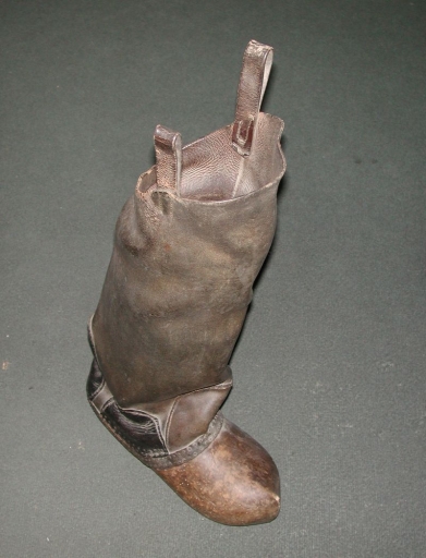 Vue générale d'une paire de sabots-bottes de marin pêcheur pour Islande