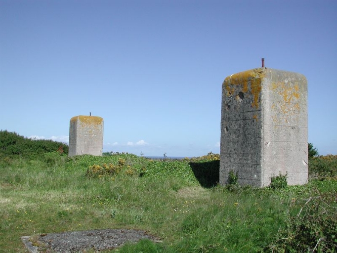 Vue générale des supports de radar Mammut (blocs verticaux comportant les 24 tubes de descente d'antenne)