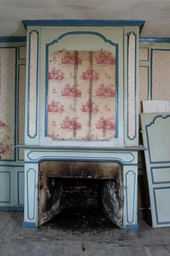 Etage, pièce ouest, cheminée