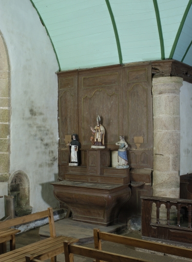 Bras nord, autel et retable, vue générale