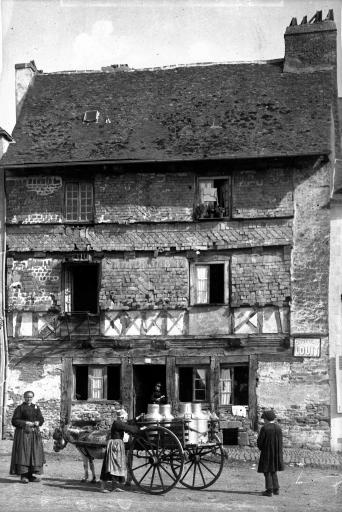 Place Saint-Michel. Maison en pan de bois (disparue). Photographie par Villard, vers 1900