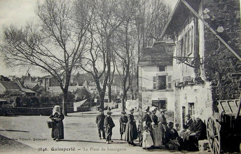 Maison en pan de bois disparue (place Lovignon). Carte postale, vers 1900