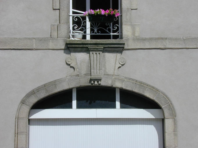 Immeuble : 12-14, rue de Quimper. Détail porche