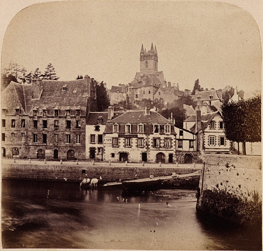 Le quai Brizeux et la haute ville. Photographie de Henry Taylor, 1859 (Musée départemental breton, Quimper) ; Maisons du 17e siècle, quai Brizeux. Photographie de Henry Taylor, 1859 (Musée départemental breton, Quimper)