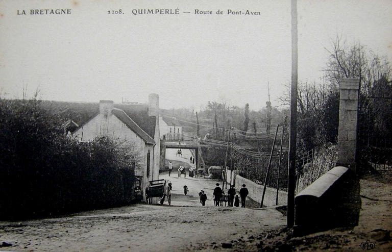 La rue de Pont-Aven, vers 1900