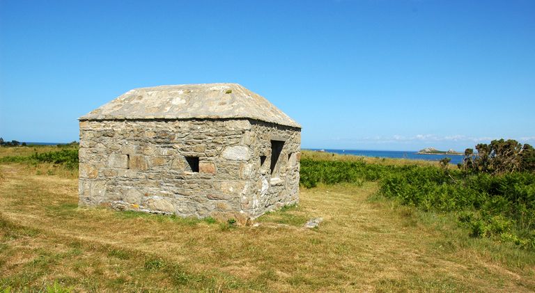 Ile de batz : vue de la poudrière de Penn ar C'hleguer : élévation Ouest  ; Vue générale : élévation Ouest (état en 2004)