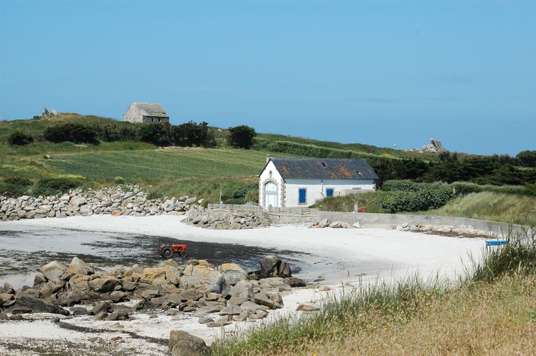 Vue de situation (état en 2004). En arrière-plan sur la hauteur, le corps de garde Ouest