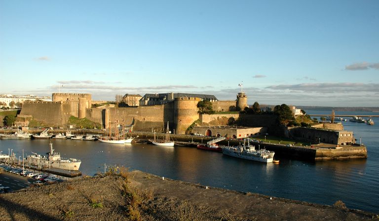 "Château fort dit ""Château de Brest"", boulevard de la Marine (Brest) ; Batterie du Cavalier puis ""Jardin des Explorateurs"", face au château (Brest)"