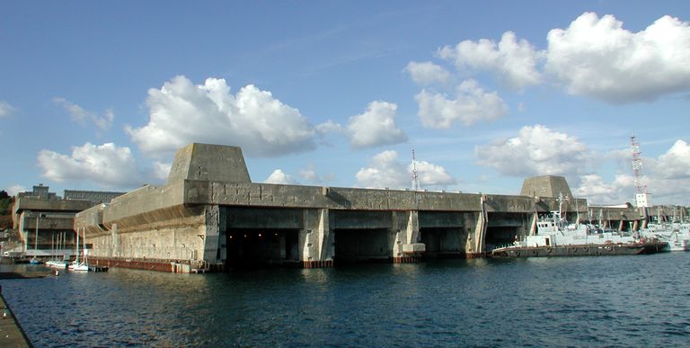 Vue générale de la base de sous-marins : front sud-est, entrées des alvéoles