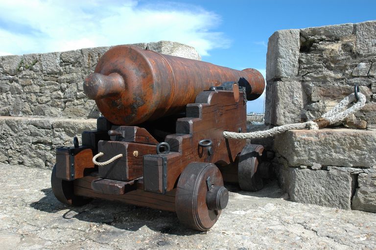 Vue de l'embrasure débouchée et mise en valeur par une pièce d'artillerie sur affût de marine (état en 2004). Des bragues en bout (cordage) ont été disposées de part et d'autre de l'affût ; Vue de l'embrasure n° 2 aménagée dans le parapet du Vieux quai baptisé Quai Tristan Corbière (état en 2004). Il s'agit d'un tube de canon provenant de l'arsenal de Cherbourg sur un affût de marine reconstitué