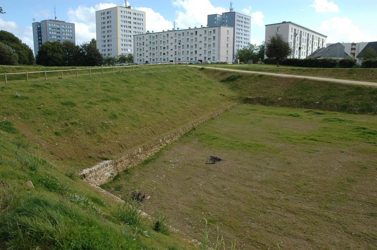 Brest : un passé qui ressurgit : vue de l'ouvrage à cornes de Quéliverzan. En arrière-plan : les tours de Quéliverzan. 