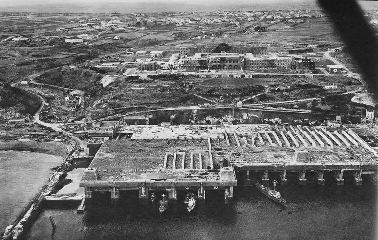 Vue aérienne oblique de la base allemande de sous-marins et de l'école navale de Brest vers 1947 (Service historique de la défense à Brest, extrait du rapport Pinczon du Sel, livre IV, n° 115) ; Vue aérienne oblique de la base de sous-marins et de l'école navale de Brest vers 1947 (Service historique de la Marine, extrait du rapport Pinczon du Sel, livre IV, n° 115)