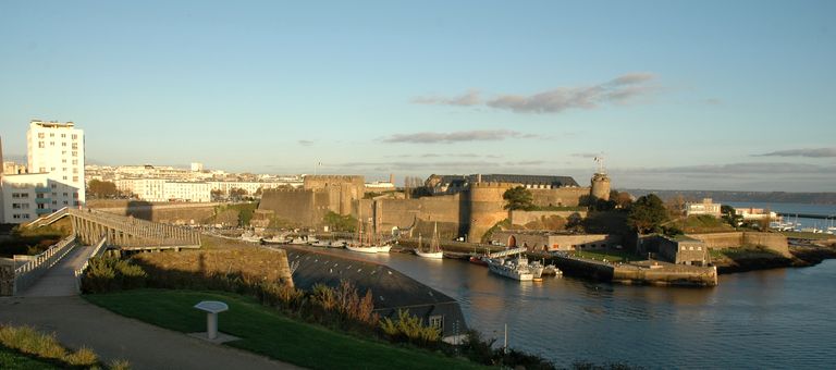 "Fortifications d'agglomération (Brest) ; Batterie du Cavalier puis ""Jardin des Explorateurs"", face au château (Brest)"