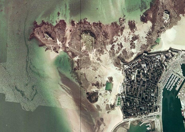 Vue aérienne de la ville close de Saint-Malo et de sa ceinture de forts maritimes, Orthophotographie littorale 2004 ; Vue aérienne de la ville close de Saint-Malo et de sa ceinture de forts maritimes, Orthophotographie littorale 2004