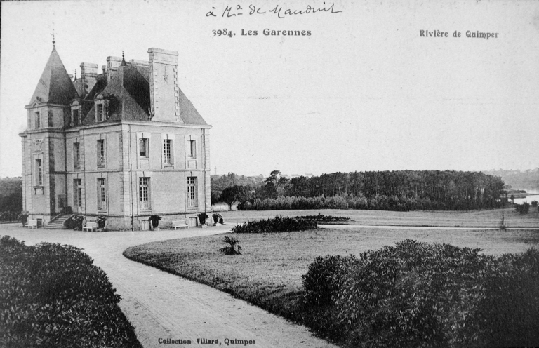Vue générale de la façade depuis l'arrivée