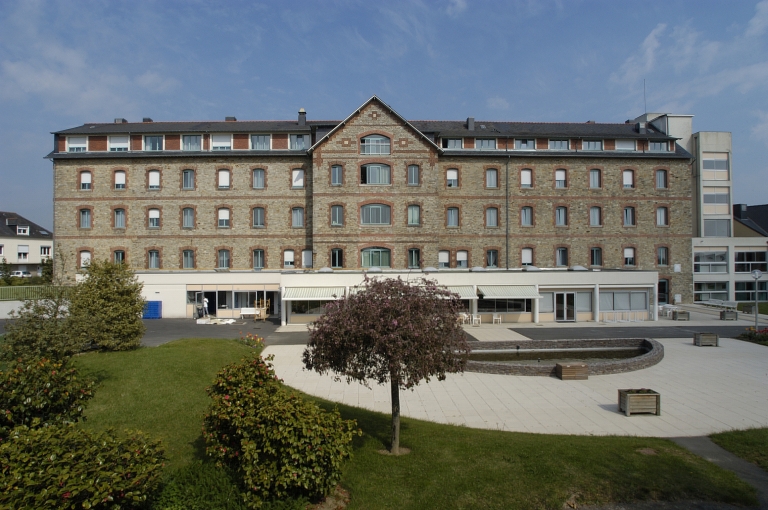 Vue de la façade sud de l'hospice
