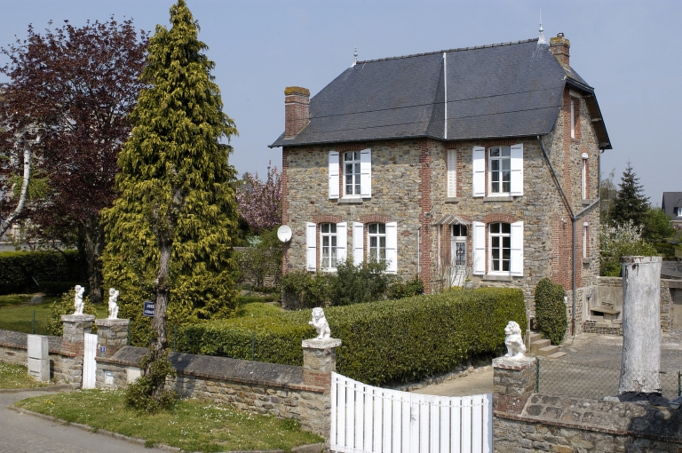 Vue générale sud-est de la maison ; Maison en grès, 6 avanue Général de Gaulle (1917)