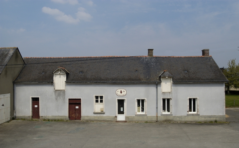 Le logis (à droite) ; L'alignement des deux fermes