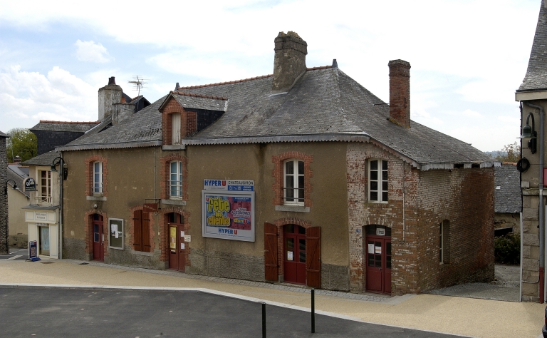 Maison au n° 19 de la place de l'Eglise ; Vue générale depuis la place de l'Eglise