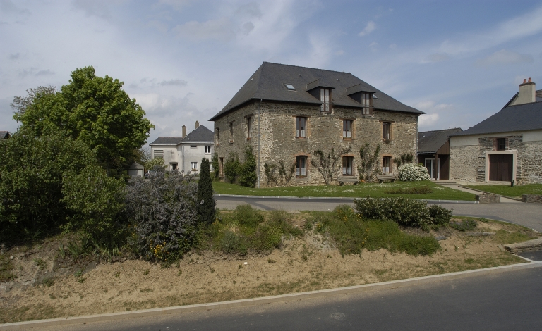 L'ancien presbytère actuellement foyer logement ; Vue d'ensemble