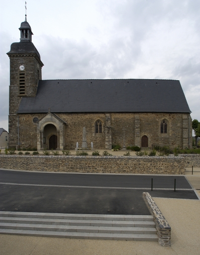 Vue générale depuis le Sud. A signaler, le monument aux morts et la croix de cimetière