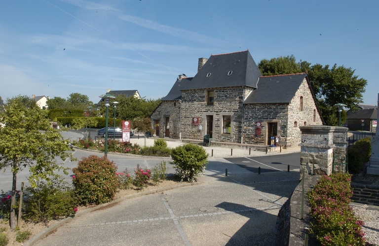 L'auberge du Pavail (ancienne ferme) et la place