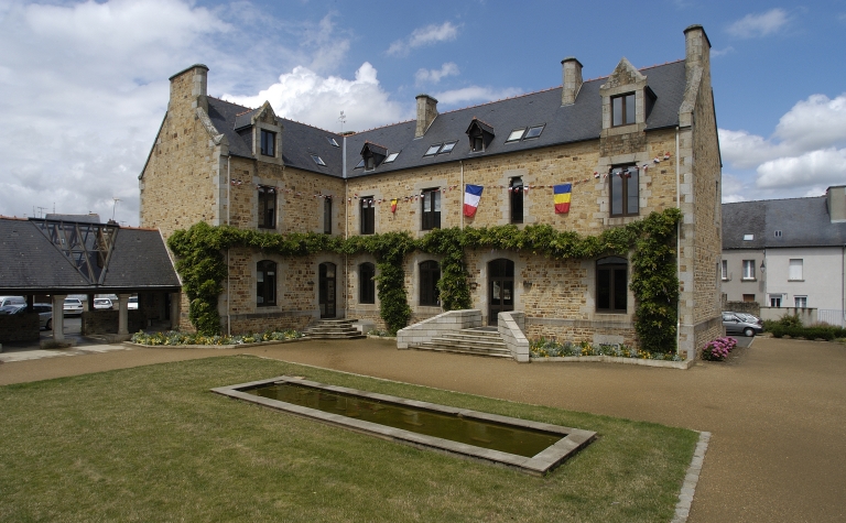 L'ancien presbytère ; Vue générale ; L'actuelle mairie