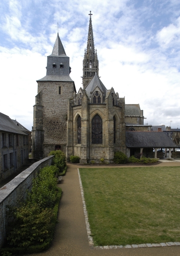 Vue du chevet de l'église ; Vue générale est de la Collégiale