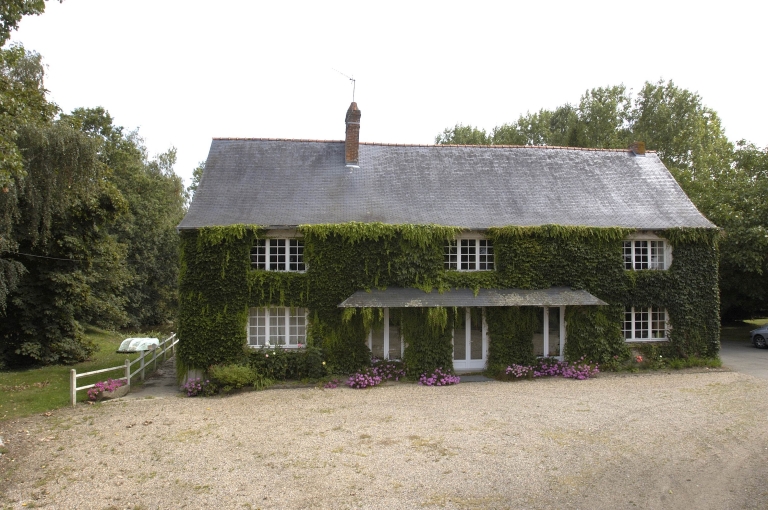 L'ancienne laiterie à gauche et le logis