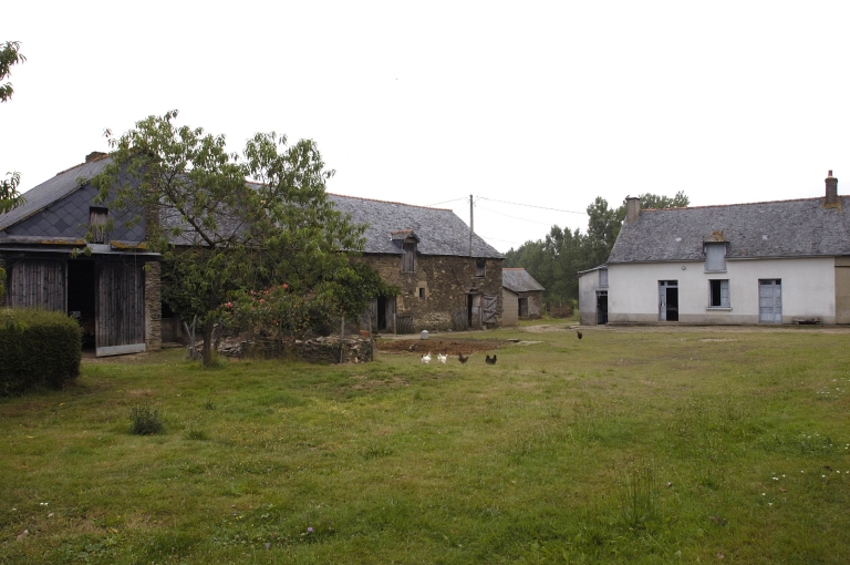 Vue de la ferme avec ses dépendances latérales