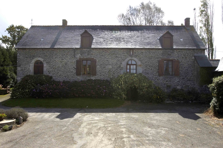 Vue générale de la façade antérieure du logis