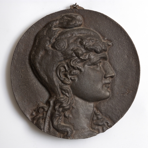 Vue générale ; Médaillon de bronze conservé dans la mairie