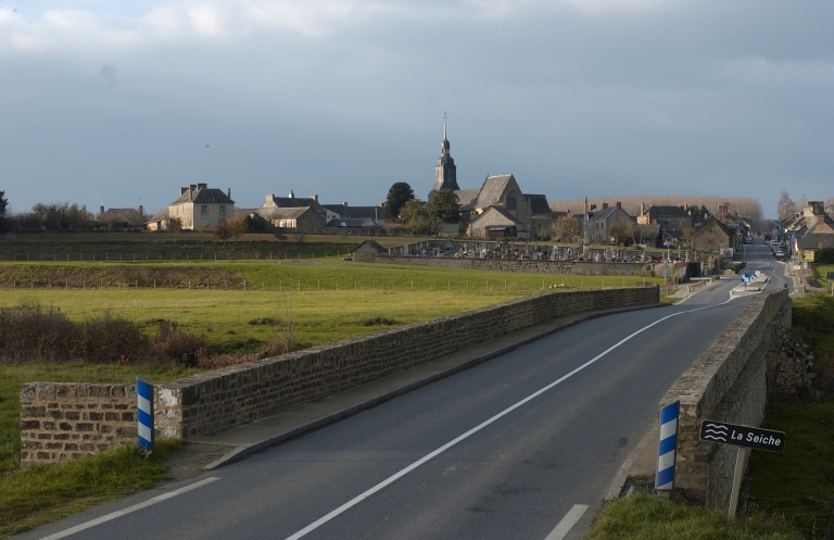 L'église et le cimetière depuis le Vieux Pont du Presbytère