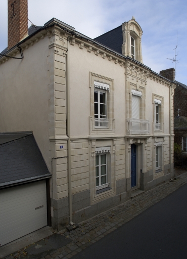 Vue générale sud-est ; Maison de la rue d'Anjou